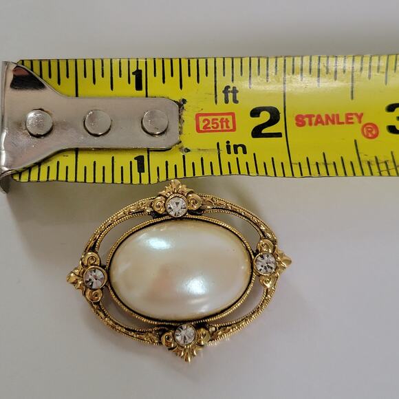 Vintage 1928 Jewelry Co Brooch Oval Faux Pearl Cabochon Rhinestone Gold Tone - Picture 7 of 8